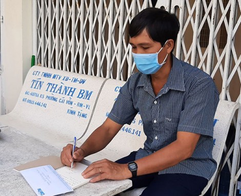 Trao tiền bạn đọc Báo Cần Thơ gởi sản phụ COVID-19 biến chứng nặng