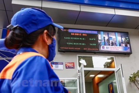 Tăng trở lại, giá xăng RON95 lên sát ngưỡng 28.000 đồng mỗi lít