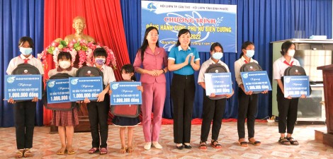Tặng quà cho phụ nữ và trẻ em các xã vùng biên giới có hoàn cảnh khó khăn