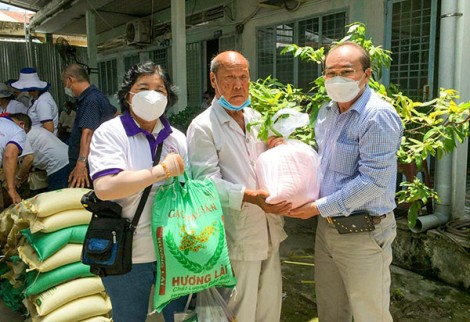Tặng quà người mù hoàn cảnh khó khăn