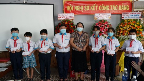 Đảng ủy Câu lạc bộ Doanh nghiệp tư nhân thành phố trao 20 suất học bổng cho học sinh nghèo