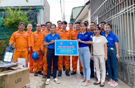 Đoàn Thanh niên EVNGENCO2 ra quân lắp đèn đường năng lượng mặt trời