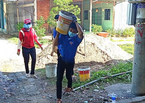 Ðoàn viên thanh niên thị trấn Thạnh An tham gia đảm bảo an toàn giao thông