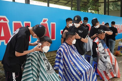 “Ở đây, có hớt tóc miễn phí!”