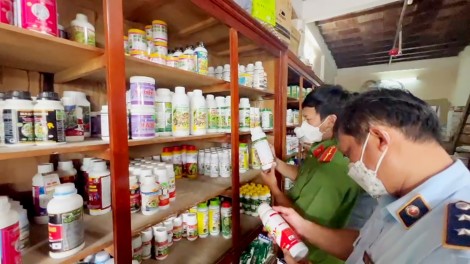 An Giang: Tạm giữ trên 20.000 gói, chai, bao thuốc bảo vệ thực vật và phân bón không rõ nguồn gốc