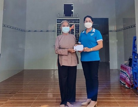 Hết lòng vì việc chung