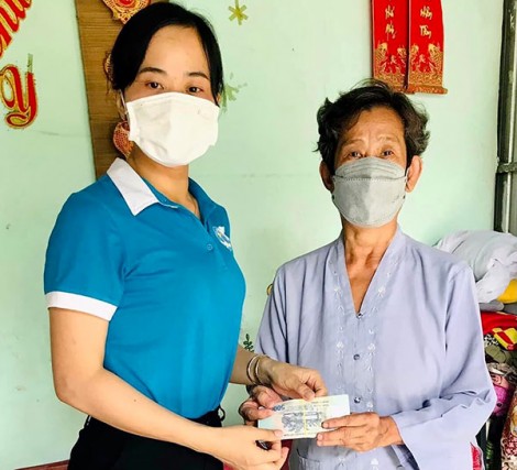 Trao chi phí hỗ trợ bệnh nhi nghèo