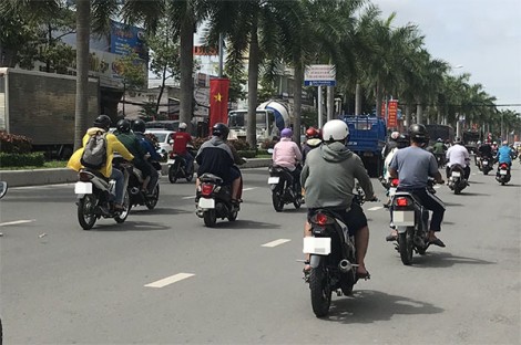 Ðiều khiển xe thiếu quan sát, hậu quả khó lường
