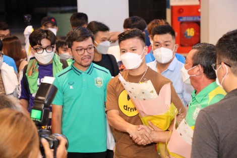 Quang Hải giao hữu với cựu cầu thủ Cần Thơ - Nhớ chuyện xưa