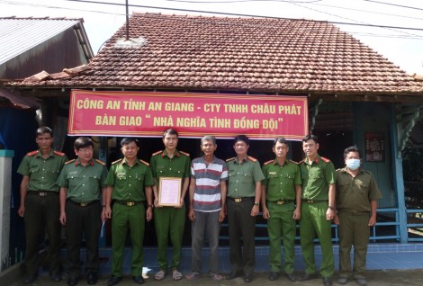 Công an tỉnh An Giang trao tặng 5 căn nhà “Nghĩa tình đồng đội”