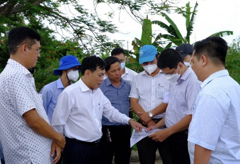 Lãnh đạo thành phố khảo sát vị trí dự kiến xây dựng bãi đỗ xe buýt