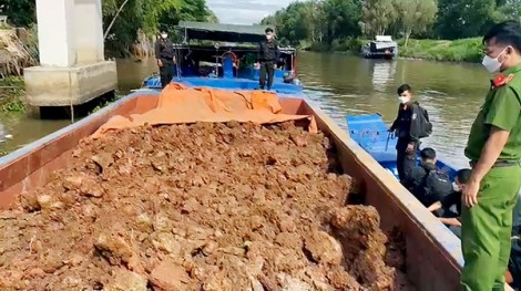 An Giang: Bắt quả tang 12 phương tiện thủy vận chuyển đất trái phép