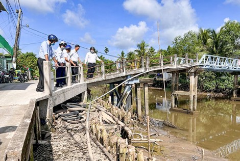 Khảo sát, tìm giải pháp khắc phục các đoạn sạt lở ven sông, rạch ở Bình Thủy
