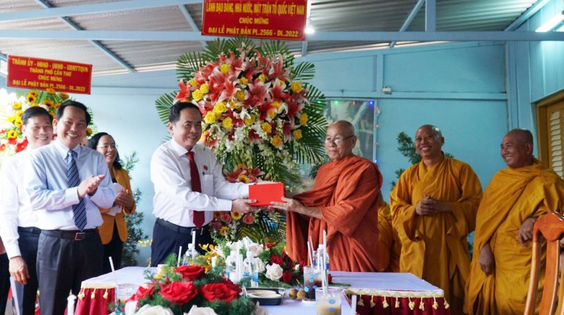 Đồng chí Trần Thanh Mẫn, Phó Chủ tịch Thường trực Quốc hội, chúc mừng Đại lễ Phật đản tại TP Cần Thơ