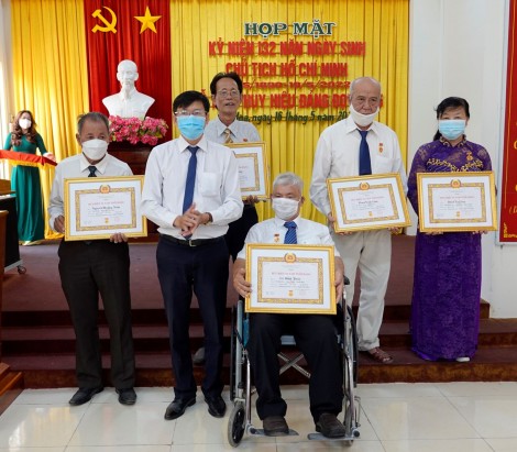 Trao Huy hiệu Đảng cho các đảng viên
