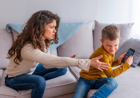 Sử dụng màn hình điện tử quá lâu ảnh hưởng đến hành vi của trẻ