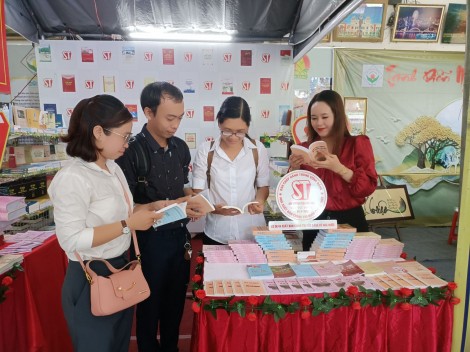 Trưng bày, triển lãm sách, hình ảnh về cuộc đời, sự nghiệp của Chủ tịch Hồ Chí Minh