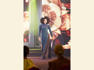 Năm Chà đạt giải Thí sinh trình diễn áo dài đẹp nhất The Miss & Mr LGBT VietNam 2022