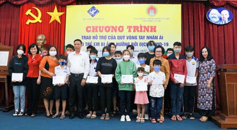 Trao 65 suất hỗ trợ trẻ em mồ côi do dịch COVID-19