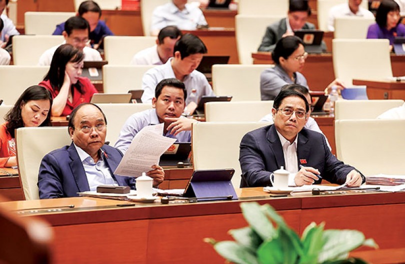 Thảo luận các vấn đề về kinh tế - xã hội, thực hành tiết kiệm, chống lãng phí