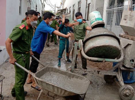 Thanh niên góp sức đảm bảo an toàn giao thông