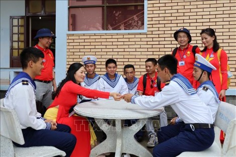 Bài 4: Gắn kết tình yêu biển đảo quê hương trong các lớp tiếng Việt