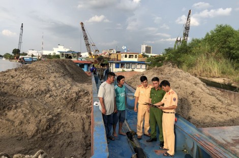 Bắt 2 phương tiện vận chuyển cát không hóa đơn, chứng từ