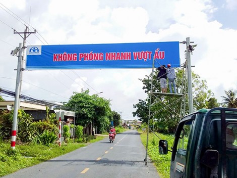 Bàn giao bảng tuyên truyền an toàn giao thông trên pano và giá long môn tại các tuyến đường tỉnh
