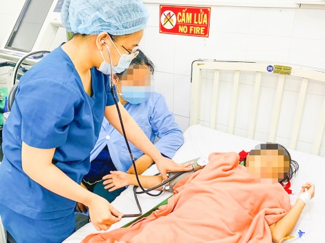 Nội soi cắt khối u buồng trứng hoại tử cho bé gái 9 tuổi