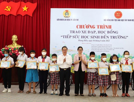 Tặng 70 xe đạp, 70 suất học bổng cho học sinh nghèo, có hoàn cảnh đặc biệt khó khăn