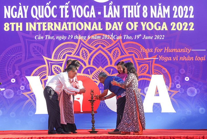 Hơn 500 người đồng diễn “Yoga vì nhân loại”