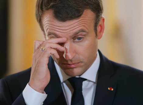 Ông Macron gặp khó