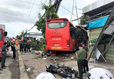 Cà Mau: Xe khách lao vào quán nước, 5 người thương vong