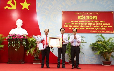 Phong Điền đón nhận Huân chương Lao động Hạng Ba