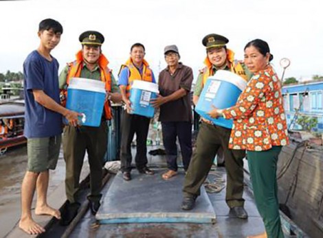 Tặng 100 bình lọc nước cho thương hồ Chợ nổi Cái Răng