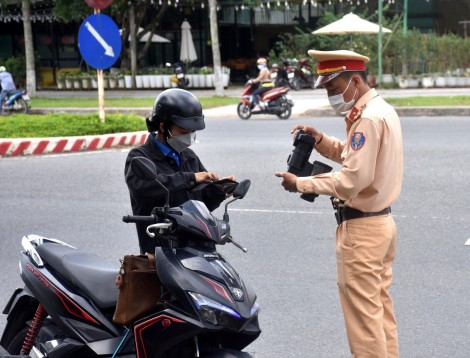 Xử lý nghiêm vi phạm quy định về nồng độ cồn, chạy quá tốc độ và chở hàng quá khổ, quá tải