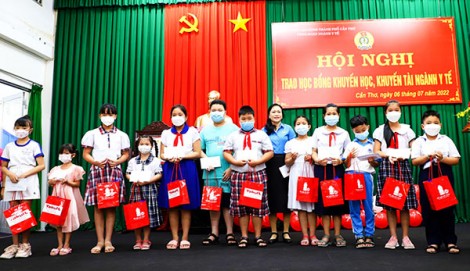 Trao học bổng khuyến học, khuyến tài ngành Y tế năm 2022