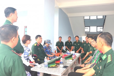 Bộ đội biên phòng Trường Sa đồng hành cùng ngư dân vươn khơi bám biển
