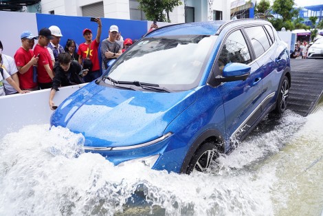 Mục sở thị VF e34 chinh phục thử thách lội nước sâu nửa mét