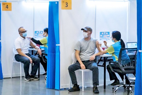 Ráo riết tiêm mũi 4 vaccine COVID-19