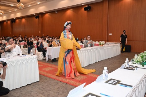 Nhà thiết kế Ngô Ngọc Tuyền, Thiện Trần trao tặng BST “Phượng Hoàng Tung Cánh” cho Cửu Long Fashion Week 2022