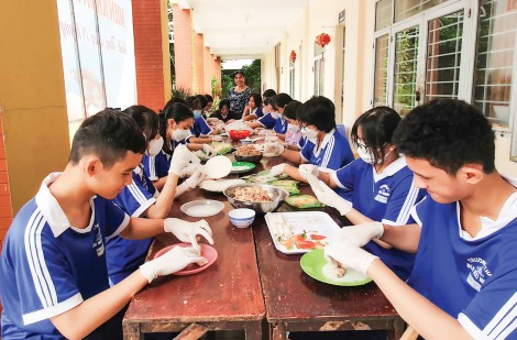 Vui sinh hoạt hè ở Trường THPT Bùi Hữu Nghĩa