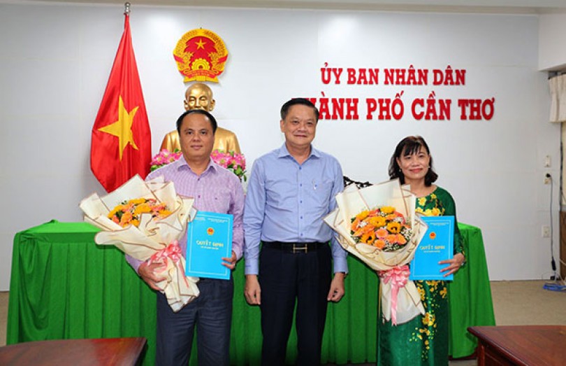 Trao quyết định bổ nhiệm Phó Giám đốc Sở Tài nguyên và Môi trường và Phó Viện trưởng Viện Kinh tế - Xã hội TP Cần Thơ