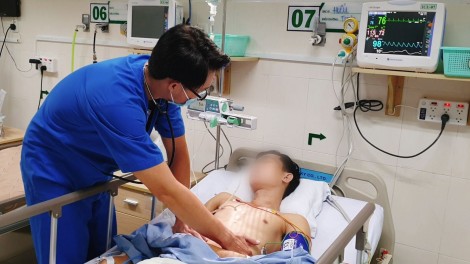 Cấp cứu diễn viên xiếc nuốt mảnh thủy tinh, rách dạ dày, chảy máu ồ ạt