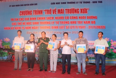 Họp mặt cựu học sinh Trường Lý Tự Trọng - Khu Tây Nam Bộ