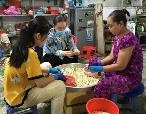 Cần mẫn nghề bóc vỏ hạt sen
