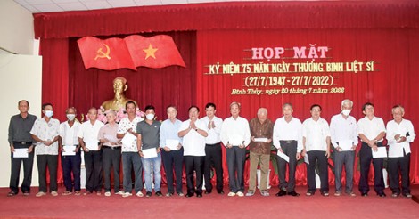 Nhiều hoạt động thăm hỏi, họp mặt, tặng quà gia đình chính sách tiêu biểu