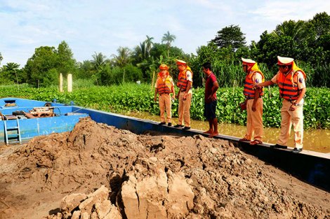 Phát hiện phương tiện vận chuyển cát không rõ nguồn gốc