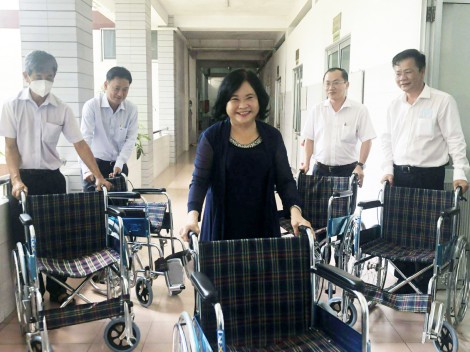Trao tặng 40 xe lăn cho 3 bệnh viện