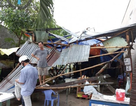 An Giang: Mưa dông làm đứt đường dây điện trung thế, gây thiệt hại 13 căn nhà